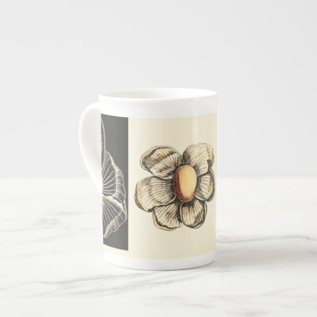 Caneca De Porcelana Animais Agrupados Pintados em Fundo de Nata (Frente Esquerda)