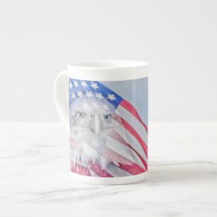 Caneca De Porcelana Bald Eagle e a bandeira americana
