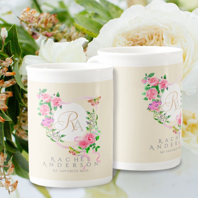 Caneca De Porcelana Beige do Monograma Chic Rosa Rosa Rosa Rosa Rosa R (Romantic Pink Rose Ribbon Monogram Beige  Mug.)