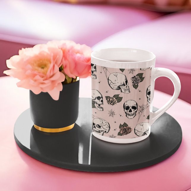 Caneca De Porcelana Blush Pink Gótico Skulls e Rosas Halloween (Elegant and Girly Blush Pink Gothic Skulls and Roses Pattern, Hand-Drawn in Black Ink.)