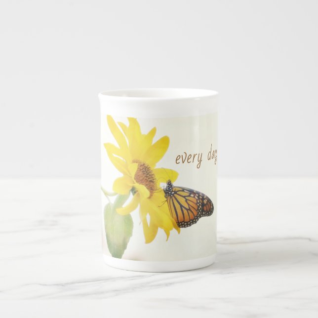 Caneca De Porcelana Borboleta Monarca em Falso Inspiração Girassol (Frente)