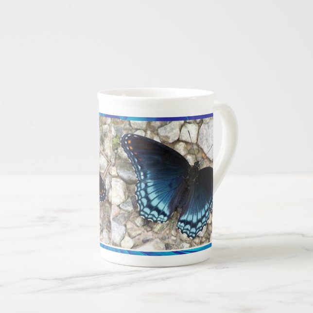 Caneca De Porcelana Cama de Borboleta Azul (Frente Esquerda)