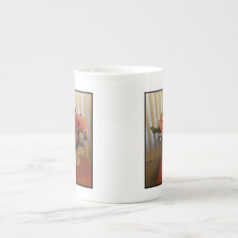 Caneca de porcelana com buquê de peônia rosa