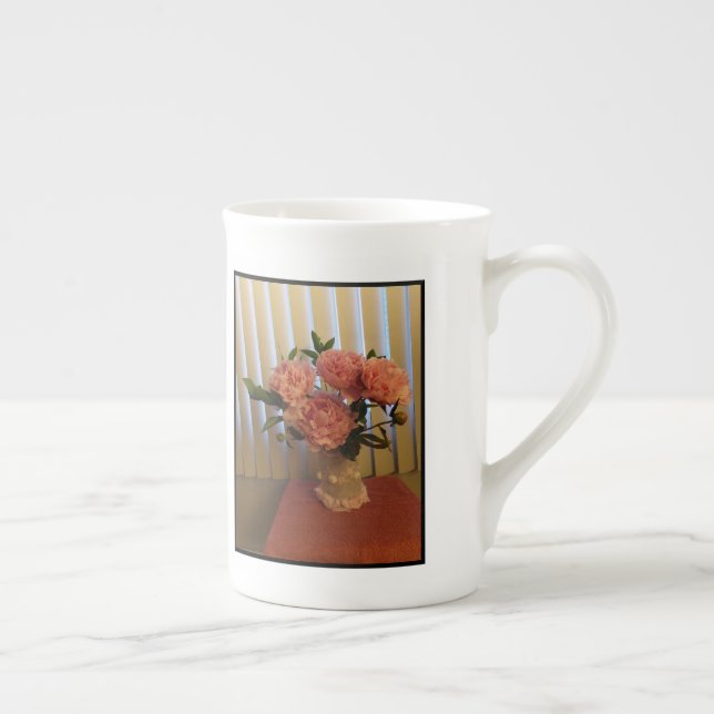 Caneca de porcelana com buquê de peônia rosa (Direita)