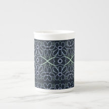 Caneca de porcelana com flores azul-marinho