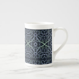 Caneca de porcelana com flores azul-marinho