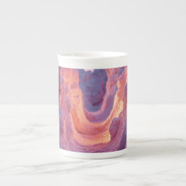 Caneca de porcelana com textura abstrata em tons q