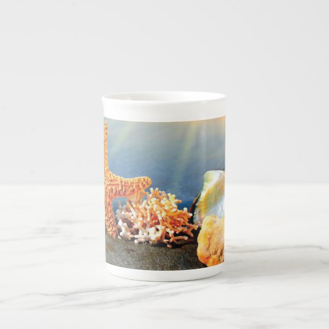 Caneca De Porcelana Conchas marítimas e estrelas-do-mar na praia (Frente)