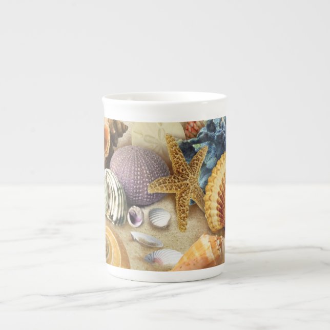 Caneca De Porcelana Conchas marítimas na praia (Frente)