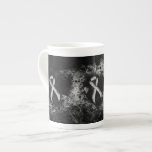 Caneca De Porcelana Coração Grunge da Fita de Sensibilização Prateada