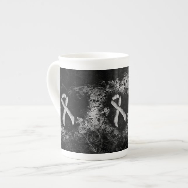 Caneca De Porcelana Coração Grunge da Fita de Sensibilização Prateada (Frente Esquerda)