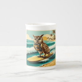 Caneca De Porcelana Coruja-robô venenosa surfando na praia
