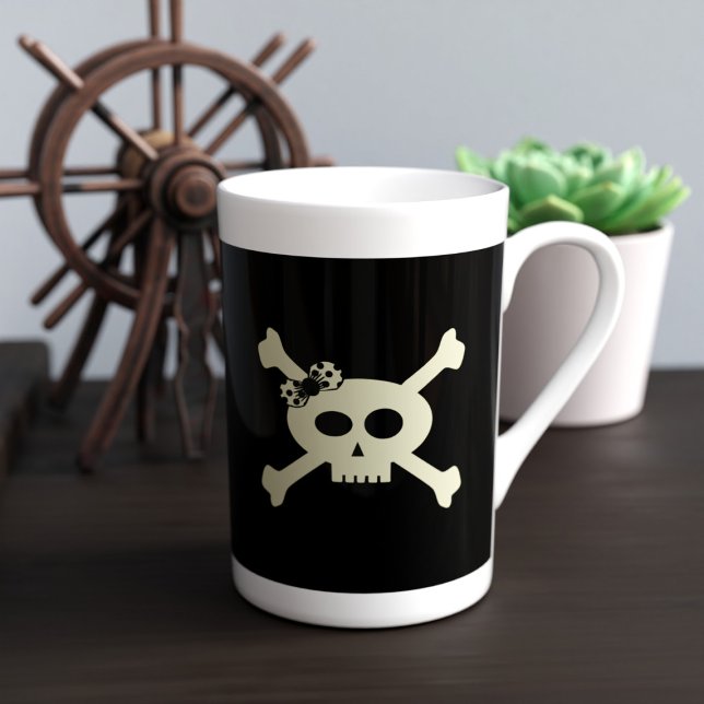 Caneca De Porcelana Crânio e Crossbones Rapariga Pirata Osso China Mug (Ahoy! Add yer name to this cute skull and crossbones bone china mug and set sail for a lovely brew)