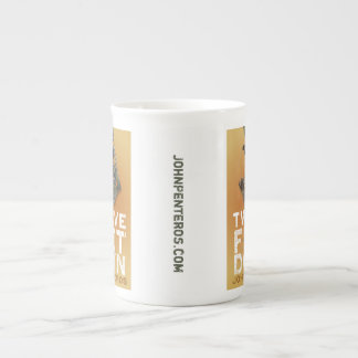 Caneca De Porcelana Doze pés agridem para baixo