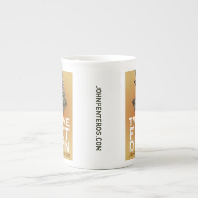 Caneca De Porcelana Doze pés agridem para baixo (Frente)