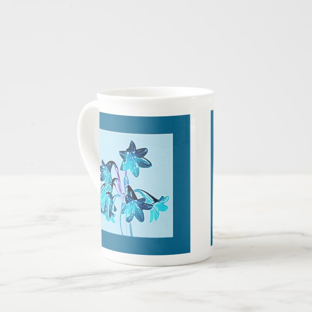 Caneca De Porcelana Esboço de Dayllírios - Cobalto e Azul-Céu (Frente Esquerda)