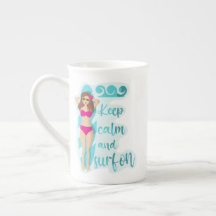 Caneca De Porcelana Fique calma e surf com a garota morena