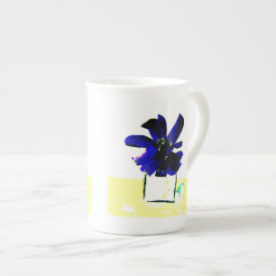 Caneca De Porcelana Flor roxa na mesa amarela por Ruth Spector