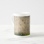 Caneca De Porcelana Flores de Espingarda na Madeira<br><div class="desc">Nesta charmosa mug de porcelana de ossos estão flores brancas e roxas em torno da grama verde peluda em tábuas de madeira rústicas criando charme de casota para qualquer decoração de cozinha.</div>