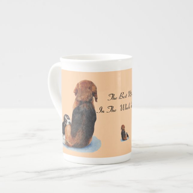 Caneca De Porcelana foto de um filhote de beagle fofo abraçando a mãe  (Frente Esquerda)