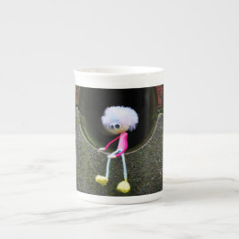 Caneca De Porcelana Fubby poppetje dat in een muur zit.