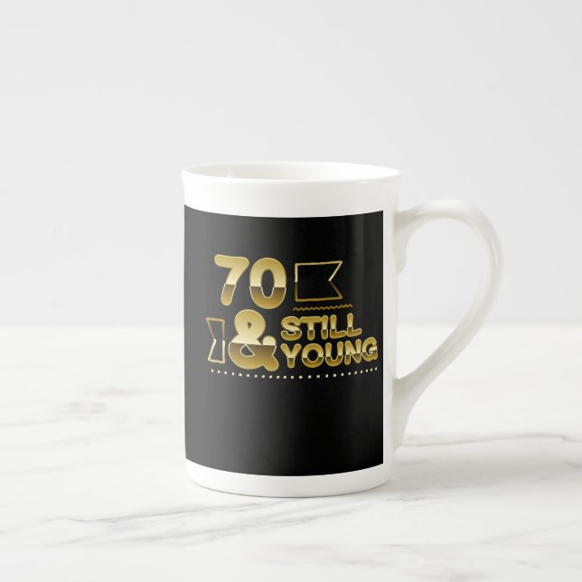 Caneca De Porcelana Golden 70 and still young 70th birthday quote (Direita)
