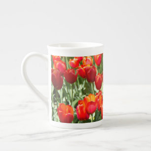 Caneca De Porcelana Grande campo de tulipas vermelhas