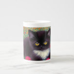 Caneca De Porcelana Gustav Klimt Tuxedo Cat<br><div class="desc">Bone China Mug apresentando um gato Gustav Klimt tuxedo! Este adorável gatinho preto e branco se senta num campo de flores vermelhas,  azuis,  brancas e laranja. Um presente incrível para amantes de gatos e entusiastas de arte austríacos!</div>