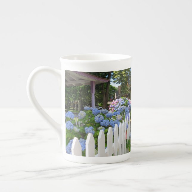 Caneca De Porcelana Hydrangeas and Picket Fence - Martha's Vineyard (Esquerda)