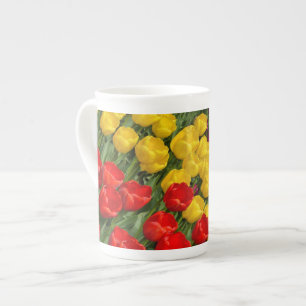 Caneca De Porcelana Jardim das tulipas vermelha e amarela