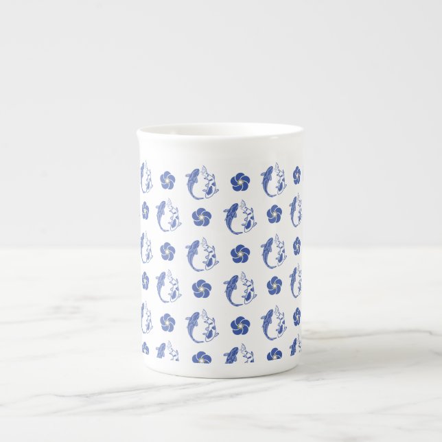 Caneca De Porcelana "Koi Blossom Crest: Serene Blue Edition" (Frente)
