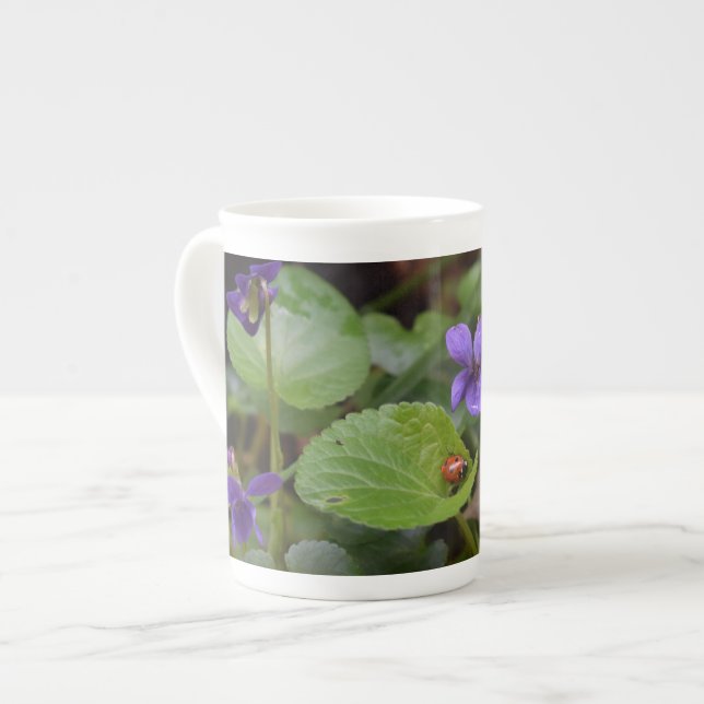 Caneca De Porcelana Ladybug em Flores de Violeta Doce (Frente Esquerda)