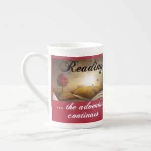Caneca De Porcelana Lendo, a aventura continua
