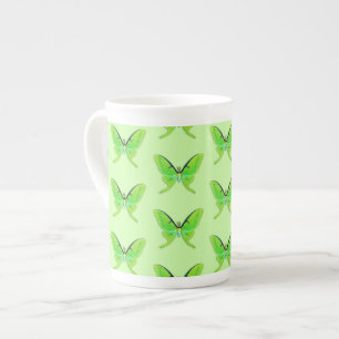 Caneca De Porcelana Luna moth com um fundo verde pálido
