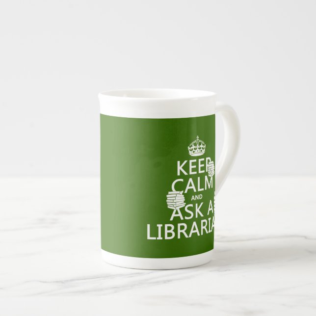 Caneca De Porcelana Mantenha a calma e pergunte a um bibliotecário (Frente Esquerda)