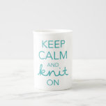 Caneca De Porcelana Mantenha-se Calmo e Ligue-se<br><div class="desc">Aproveite este lembrete para continuar a tricotar,  não importa o quão difíceis as coisas sejam.</div>