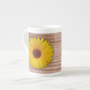 Caneca De Porcelana Marigold de girassol sobre Conselhos de madeira ru