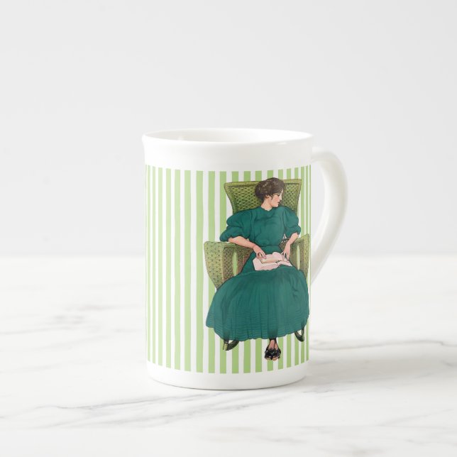 Caneca De Porcelana Menina do livro na cadeira, copo de chá verde da (Frente Esquerda)
