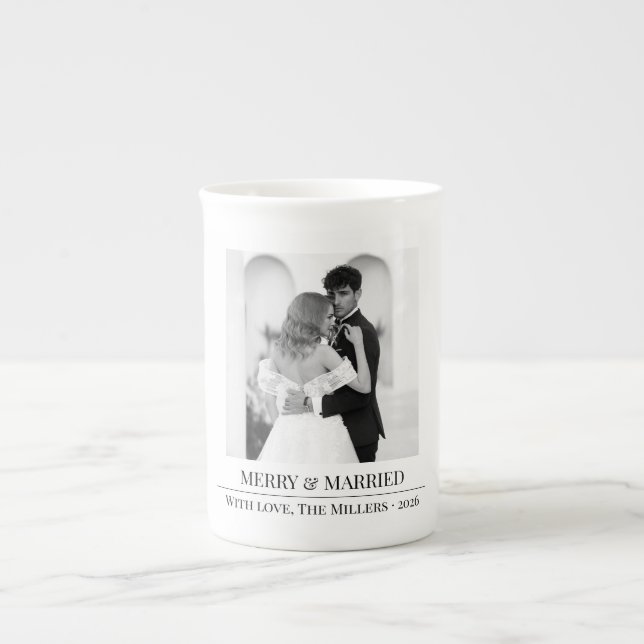 Caneca De Porcelana Merry & Married - Personalized Newlywed Christmas  (Frente)