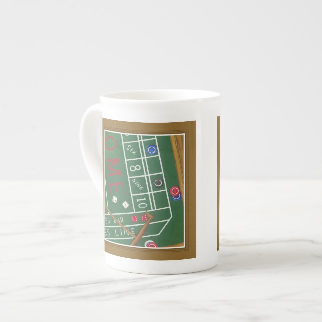 Caneca De Porcelana Mesa de cassino com Chips e Dice (Frente Esquerda)