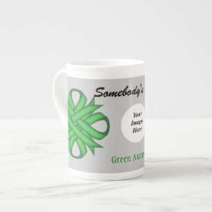 Caneca De Porcelana Modelo de Green Clover Ribbon por Kenneth Yoncich