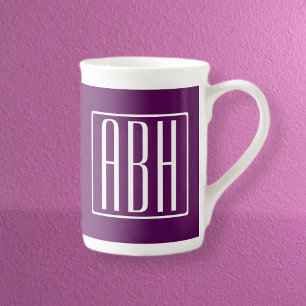 Caneca De Porcelana Monograma de iniciais Branco no Roxo Fundo