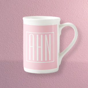 Caneca De Porcelana Monograma de iniciais Branco sobre Rosa Claro