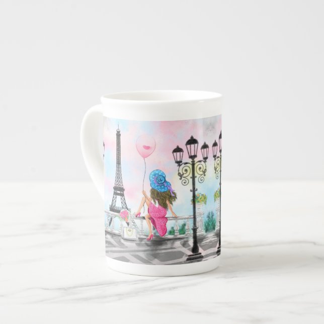 Caneca De Porcelana Mulher com balão rosa na Torre Eiffel de Paris (Frente Esquerda)