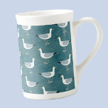 Caneca De Porcelana Náutica de gaivotas<br><div class="desc">Uma gaivota atada ao fundo do oceano verde. Perfeito para aqueles que amam pássaros sassos e a costa. Prepare sua cozinha!</div>