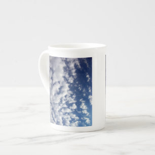 Caneca De Porcelana Nuvens Puffy No Céu Azul