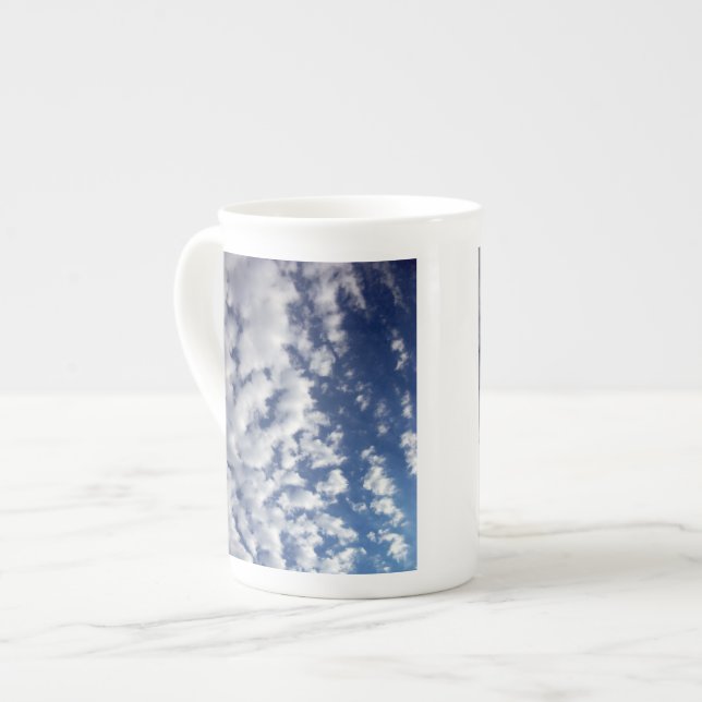 Caneca De Porcelana Nuvens Puffy No Céu Azul (Frente Esquerda)