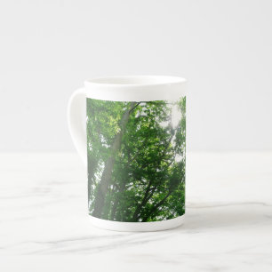 Caneca De Porcelana Olhando para as árvores de verão