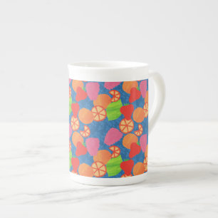 Caneca De Porcelana Padrão Colorido de Frutas de Verão em Azul Profund