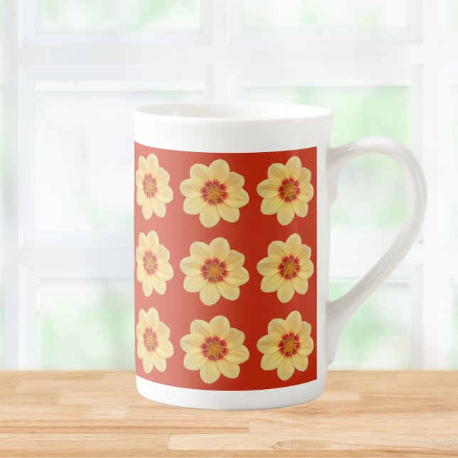 Caneca De Porcelana Padrão Floral Amarelo Dahlia em Vermelho (In Situ)